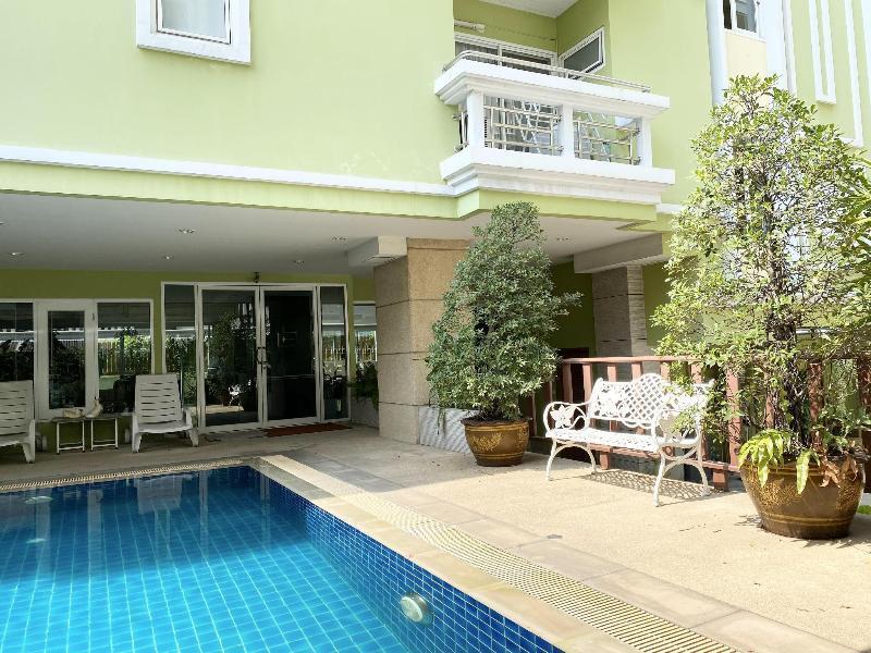 14 Place Sukhumvit Suites Bangkok Exterior photo